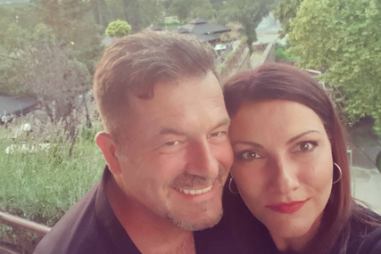 (FOTO) SVI NOSE ISTO PREZIME Mare je u braku sa 14 godina mlađom pjevačicom, a ovaj poznati glumac bio im je kum