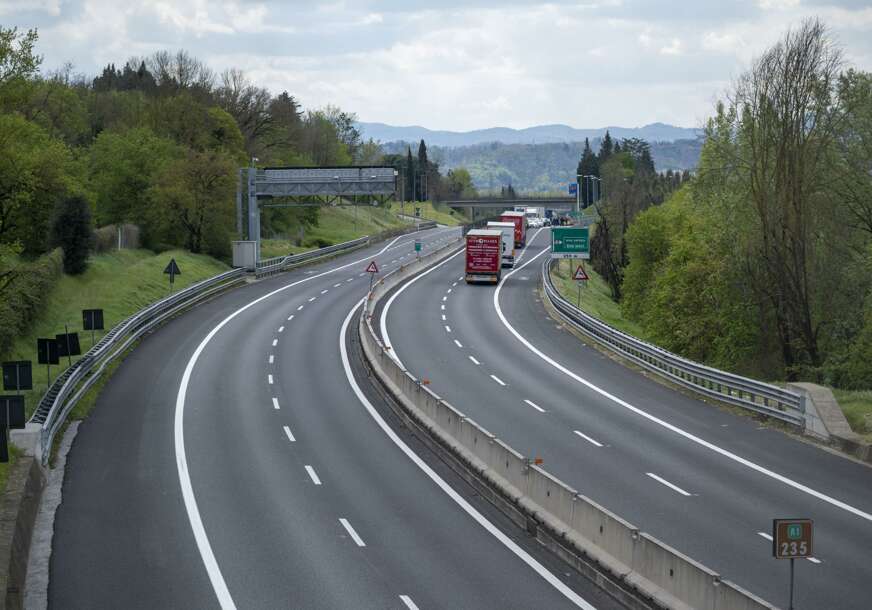 Otac i sin koji su bili sa njim pobjegli: Navijača u Italiji udario automobil dok je PRELAZIO AUTO-PUT