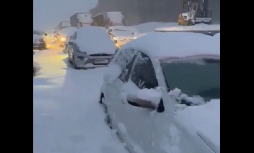 (VIDEO, FOTO) NEOBIČAN PRIZOR U Africi snijeg napadao i do 2 metra, putnici bili zaglavljeni u automobilima