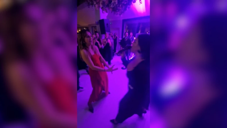 (VIDEO, FOTO) Aleksandra Radović se uvijala uz hit Seke Aleksić: Pjevačica na svojoj rođendanskoj žurci blistala u dugoj crvenoj haljini, a na slavlju bilo pola estrade