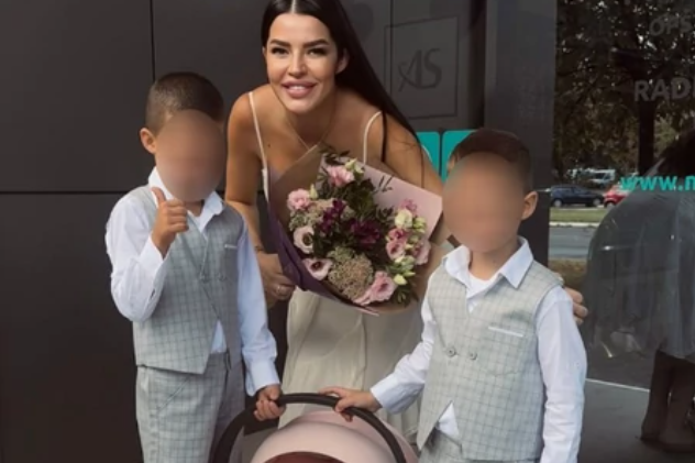 Ana Rajković izašla iz porodilišta, pa pozirala sa djecom