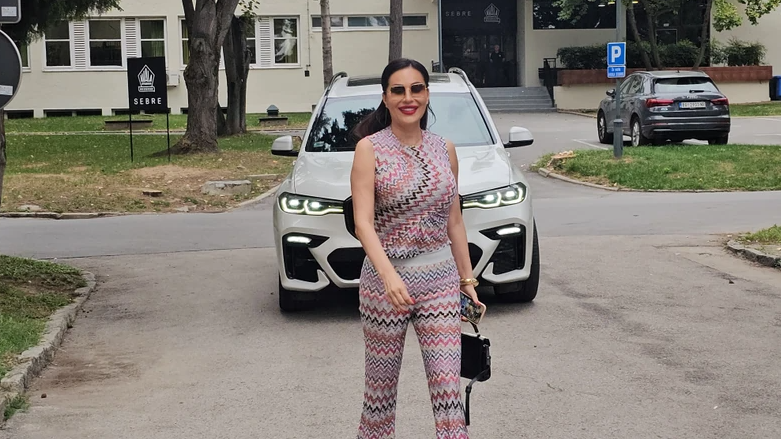 (FOTO) Sve puca u ŠARENOM KOMPLETU: Ceca sa osmijehom na licu stigla na snimanje "Zvezde Granda"