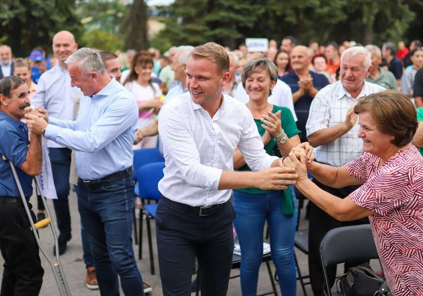 (FOTO, VIDEO) Stanivuković na tribini u Zalužanima “Pozivamo građane da glasaju za DJELA, a ne za prazne priče”