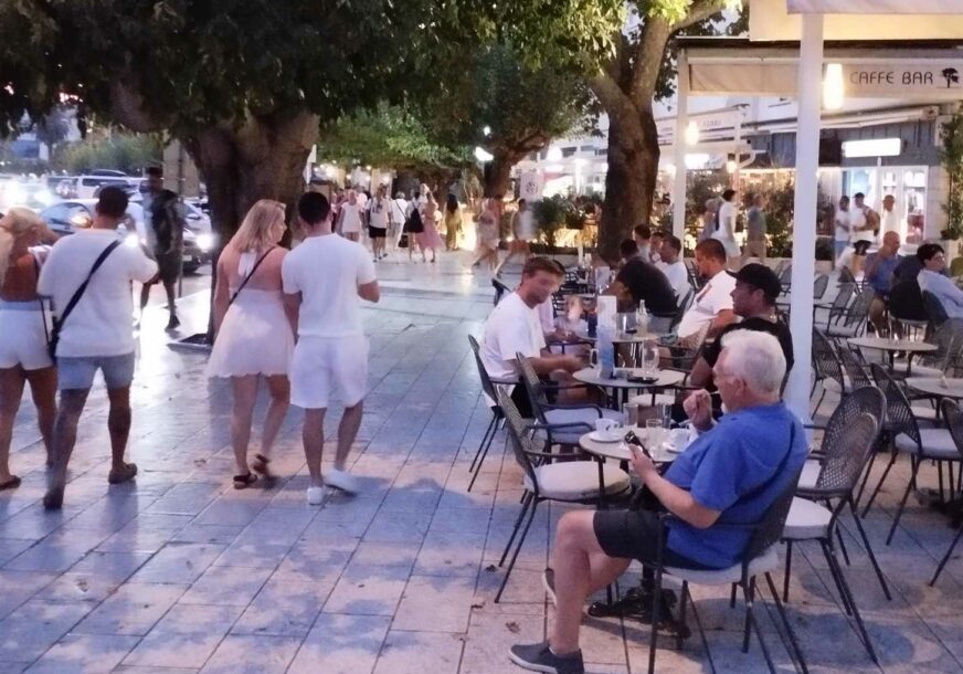 Sezona je počela: Cijene na hrvatskom primorju već DIVLJAJU, evo šta možete priuštiti za 10 evra