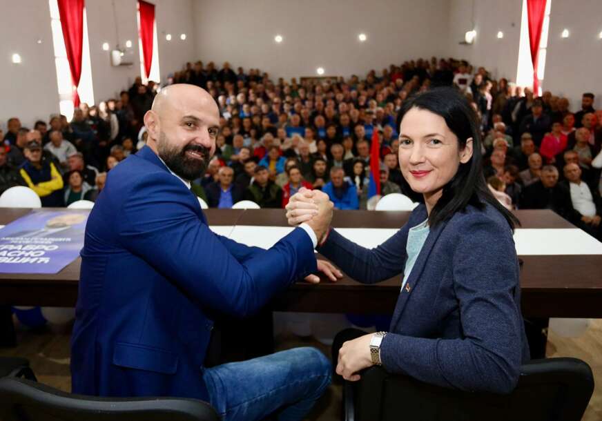 (FOTO) “Mi stojimo uz narod” Jelena Trivić i Milan Plavšić na tribini Narodnog fronta u Šipovu