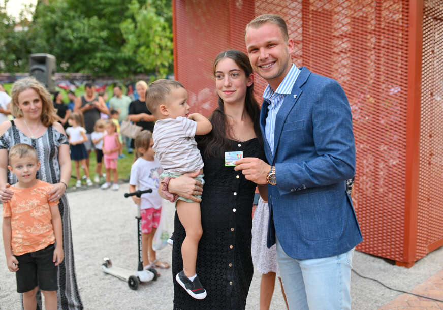 Banjaluka je porodica: Gradonačelnik Draško Stanivuković uručio roditeljima "Kartice za zdravo djetinjstvo"