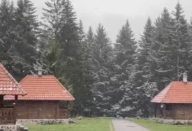 (VIDEO) PRVI SNIJEG VEĆ PAO Kopaonik osvanuo potpuno bijel, prizori kod pojedinaca izazvali oduševljenje