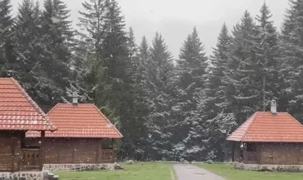 (VIDEO) PRVI SNIJEG VEĆ PAO Kopaonik osvanuo potpuno bijel, prizori kod pojedinaca izazvali oduševljenje