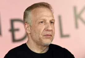 (FOTO) MIŠIĆI KAO ISKLESANI Skinuo se Milan Kalinić, porede ga i sa Bred Pitom