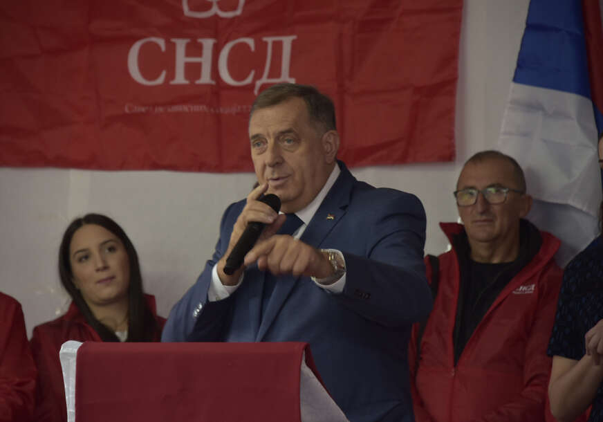 (FOTO) Dodik na tribini SNSD u Grahovu “Pomoći ljudima u opštini koja je ogledalo Srpske”