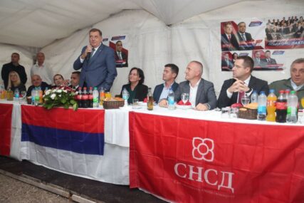 (FOTO) "Građani vjeruju u politike SNSD" Dodik na druženju sa građanima Slatine
