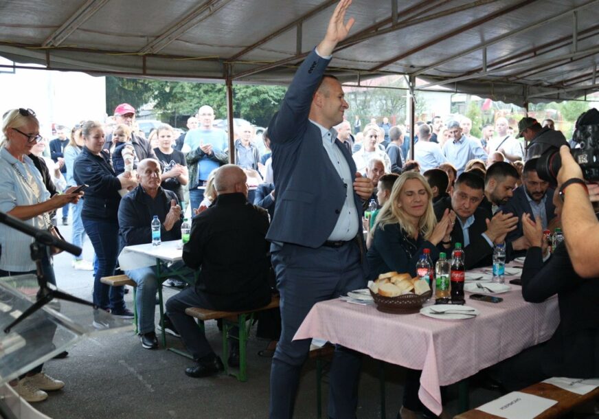 (FOTO) "Krupa na Vrbasu je PONOS CIJELE REPUBLIKE SRPSKE" Šobot sa mještanima naselja koje MJESEČNO POSJETI ČAK 10.000 TURISTA iz cijelog svijeta