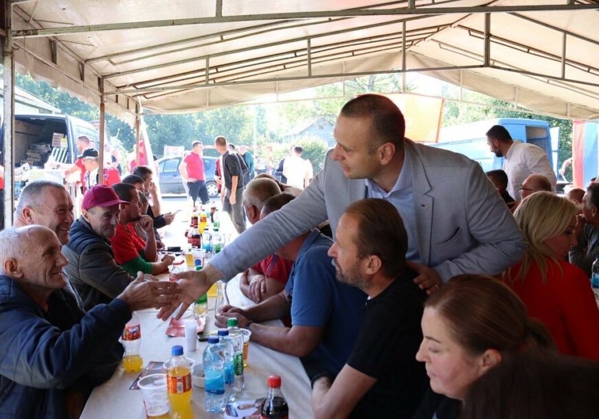 (FOTO) "Seoski krajevi Banjaluke zaslužuju ravnopravan razvoj i ulaganja" Šobot sa mještanima razgovarao u DUGOGODIŠNJIM PROBLEMIMA koji ih muče
