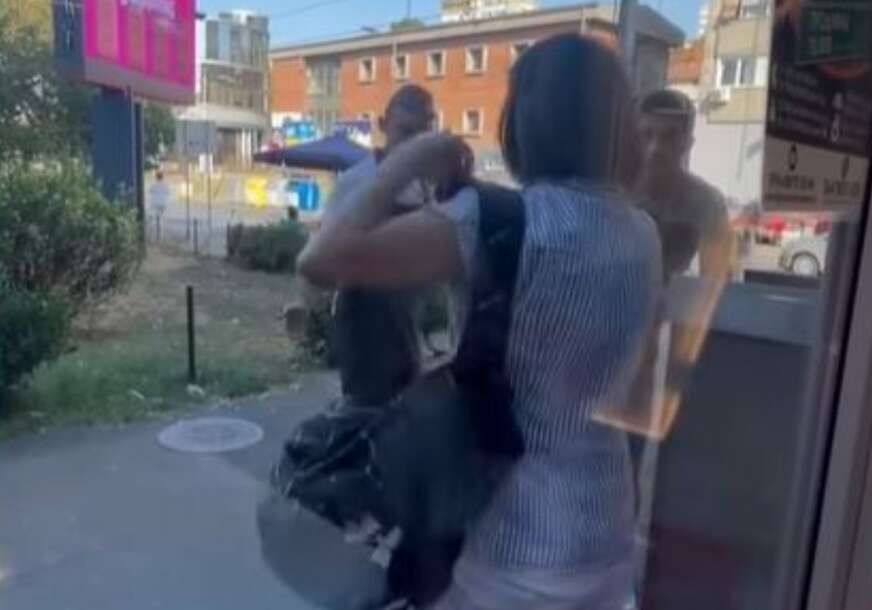 (VIDEO) UZNEMIRUJUĆI SNIMAK SVE RAZBJESNIO Muškarac ispred pekare šamara ženu