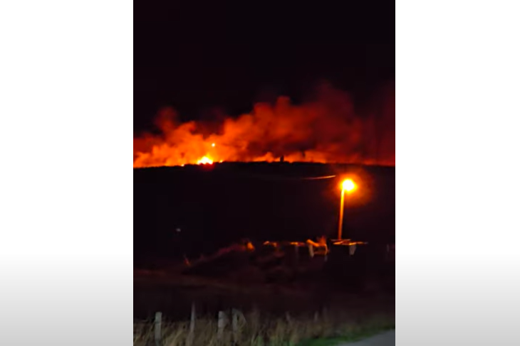 (VIDEO) Dim kulja na sve strane: Dramatičan snimak požara, vatra se PRIBLIŽILA KUĆAMA