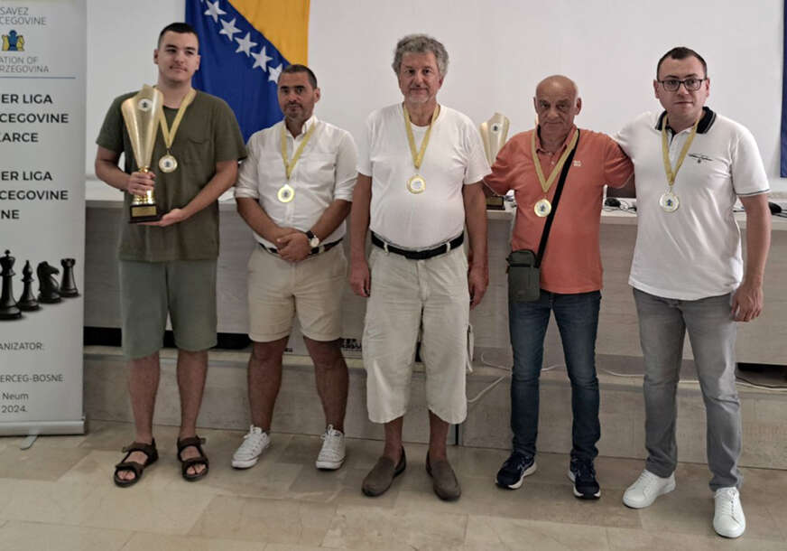ekipa Bosne sa pobjedničkim peharom