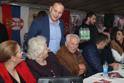 (FOTO) "Kada pobijede Rosulje, pobijediće i Banjaluka": Dr Nikola Šobot najavio izgradnju igrališta i obnovu ulica u ovom naselju