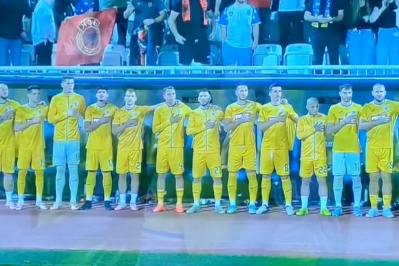 (VIDEO) SKANDAL U PRIŠTINI "UČK" zastave iza klupe Rumuna