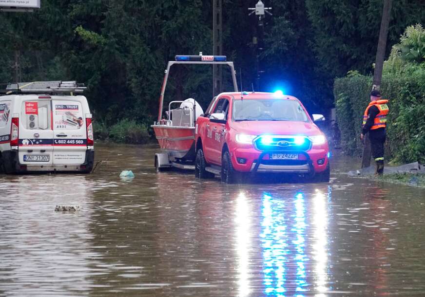 (VIDEO) SVI STRAHUJU OD PUCANJA NASIPA Poplave prijete gradu u Poljskoj, ugrožene hiljade ljudi