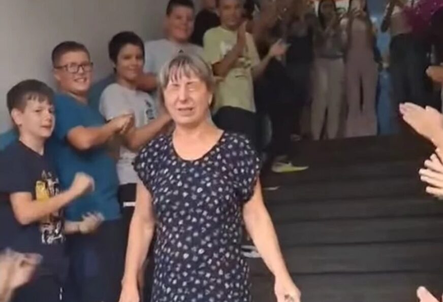(VIDEO) "Ovakav trenutak se rijetko viđa" Profesorka u SUZAMA napustila školu, a ono što su joj đaci priredili, ostavilo je sve BEZ TEKSTA