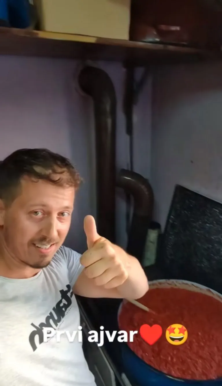 Dinča pravi ajvar