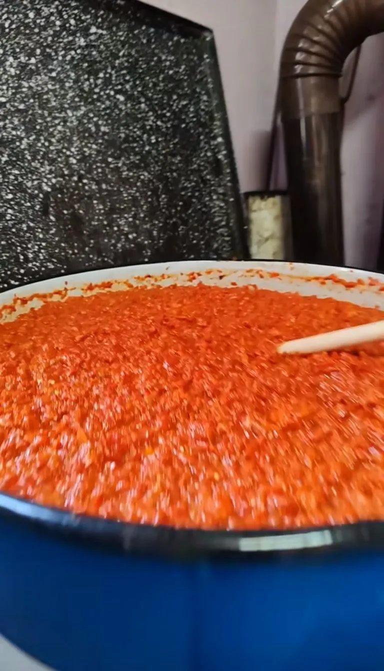 Dinča pravi ajvar