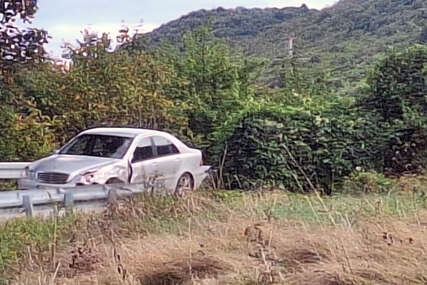 SAOBRAĆAJ SE ODVIJA JEDNOM TRAKOM Saobraćajna nesreća kod Bosanskog Grahova, sudarila se 2 automobila