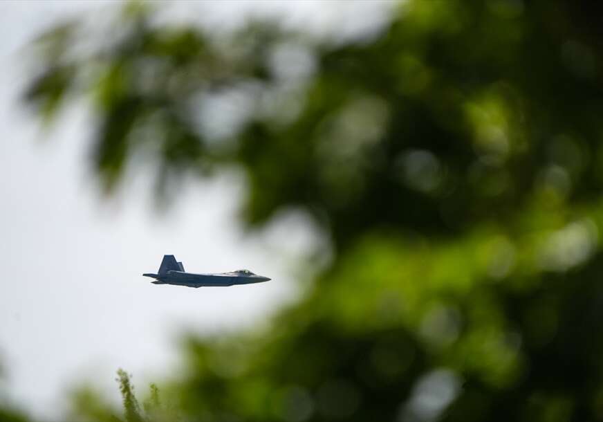 KRAJ LJUBAVI POSLIJE 9 GODINA Djevojka koja je postala poznata zbog "veze" sa avionom, objavila da su raskinuli, pa predstavila novog dragog