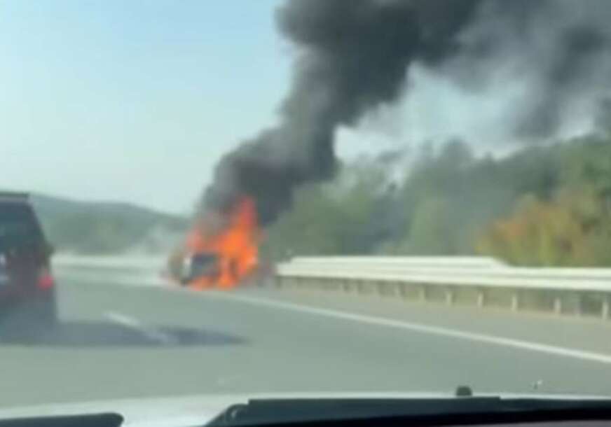 DRAMA NA AUTO-PUTU Bmw se zapalio u vožnji, drugi vozači samo prolaze