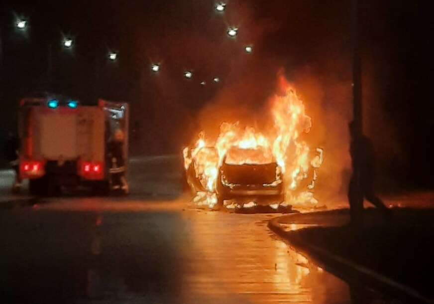 (FOTO) Užas u Doboju: Automobil se ZAPALIO tokom vožnje, vozilo potpuno izgorjelo