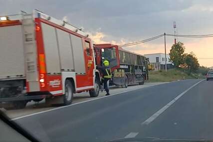 (VIDEO) Srećom nema povrijeđenih: Kod Banjaluke se ZAPALIO AUTOBUS, intervenisali vatrogasci 