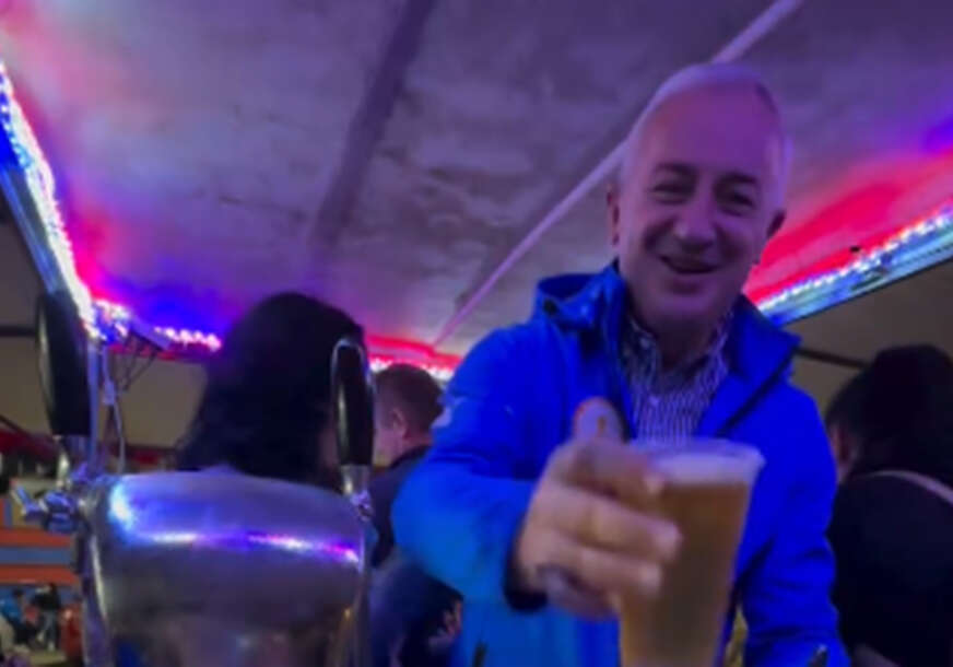 branislav borenović toči pivo 