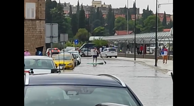 (VIDEO) SILA NE BIRA SREDSTVO Velike padavine napravile kolaps u Dubrovniku, a jedan gospodin se kretao ulicama pomoću daske za veslanje