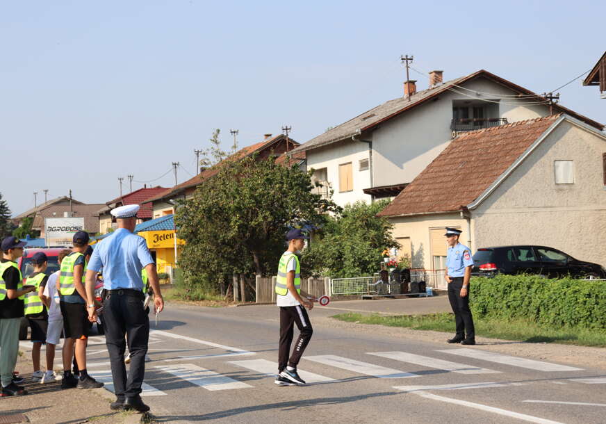 policajci i djeca u saobraćaju