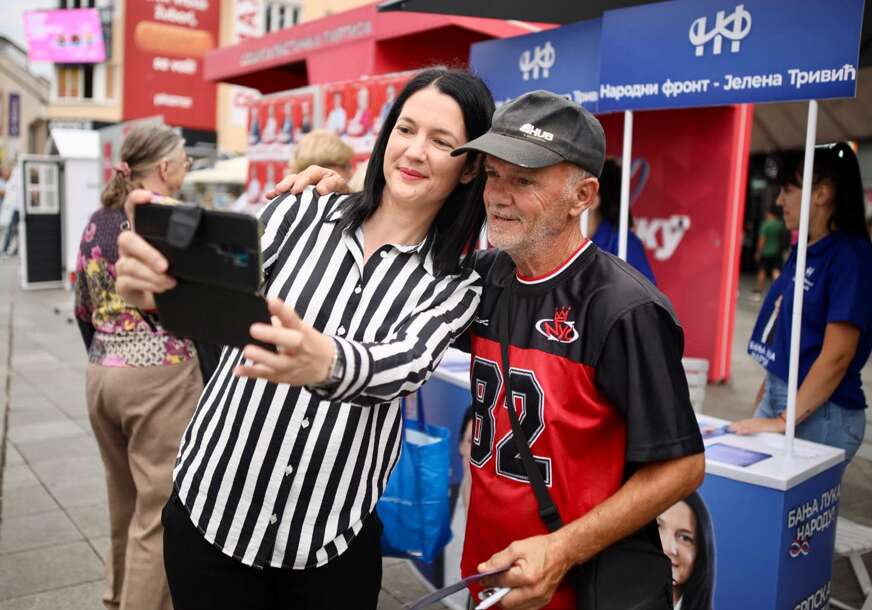 (FOTO) “Ovdje stvarno možete osjetiti pravu podršku” Trivićeva se družila sa građanima na Trgu Krajine u Banjaluci