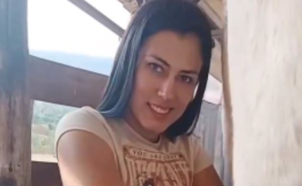 jovana muze krave na farmi