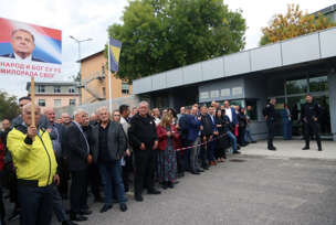građani daju podršku miloradu dodiku ispred tužilaštva bih