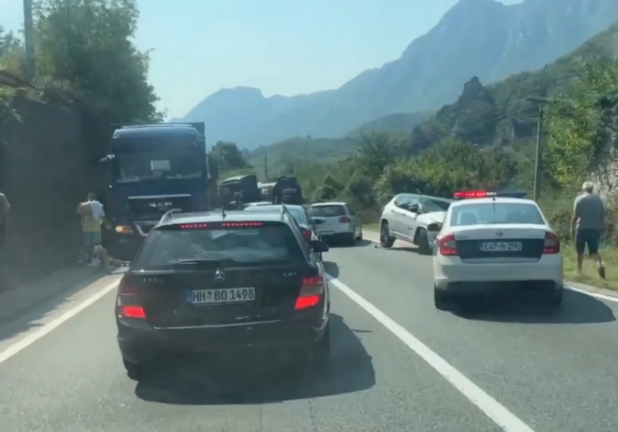 (VIDEO) PRETICAO NA PUNOJ LINIJI U teškoj saobraćajnoj nesreći učestvovali teretni kamion, cisterna i vozilo