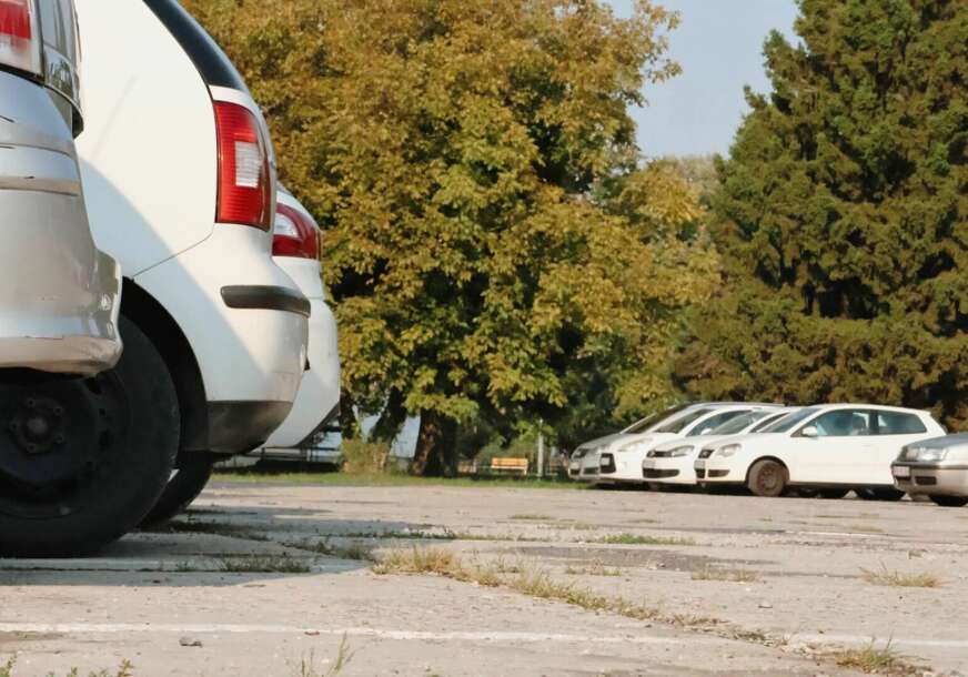 (VIDEO) NEMA VIŠE MUKA SA PARKINGOM Ovo je najlakši način da se bez stresa bočno parkirate