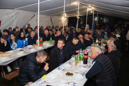(FOTO) Mljekari očitali bukvicu političarima: "Na predizbornim skupovima ponudite domaću hranu i platite to pošteno"