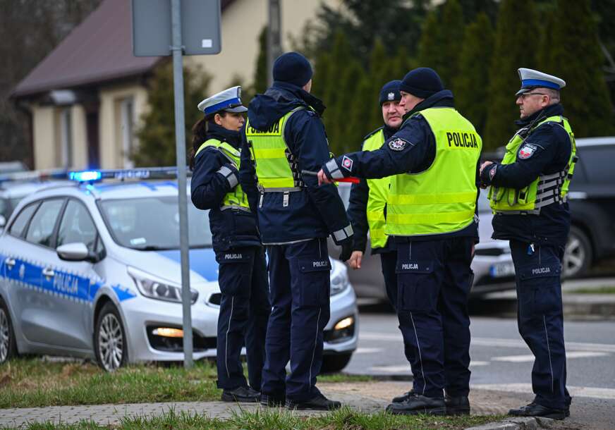 (VIDEO) Ušao u prodavnicu i POČEO DA PUCA: Muškarac ranio 2 osobe, kamera zabilježila dramatične scene