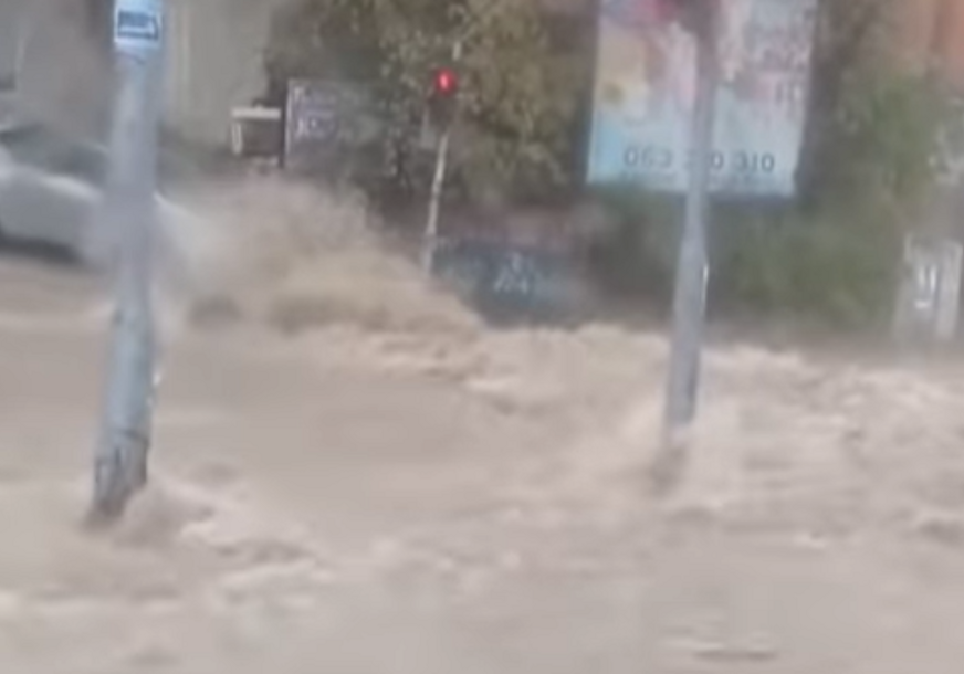 (VIDEO) ULICE SU POSTALE RIJEKE Kiša pada od ranog jutra, a saobraćaj se otežano odvija