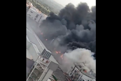 Izbio veliki požar u fabrici ajfona