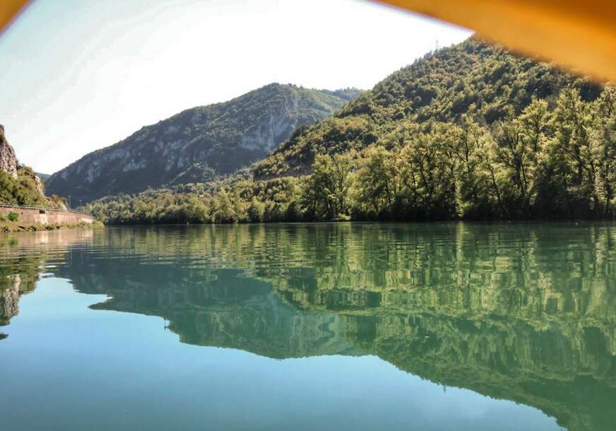 POTRAGA ZA NESTALIM U TOKU Grupa od 5 osoba skočila sa mosta, na obalu izronile samo 4