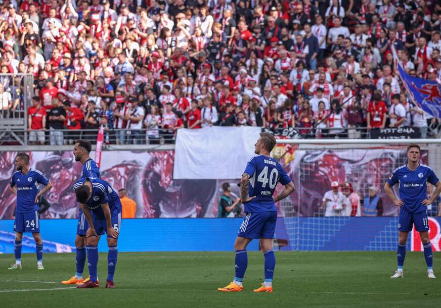 fudbaleri Šalkea stoje na terenu