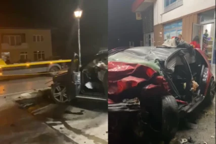 (UZNEMIRUJUĆI VIDEO, FOTO) "GOLF" I "MERCEDES" POTPUNO SMRSKANI Poslije sudara u Velikoj Kladuši automobili uletjeli u benzinsku pumpu "KAKO SU PREŽIVJELI OVO"