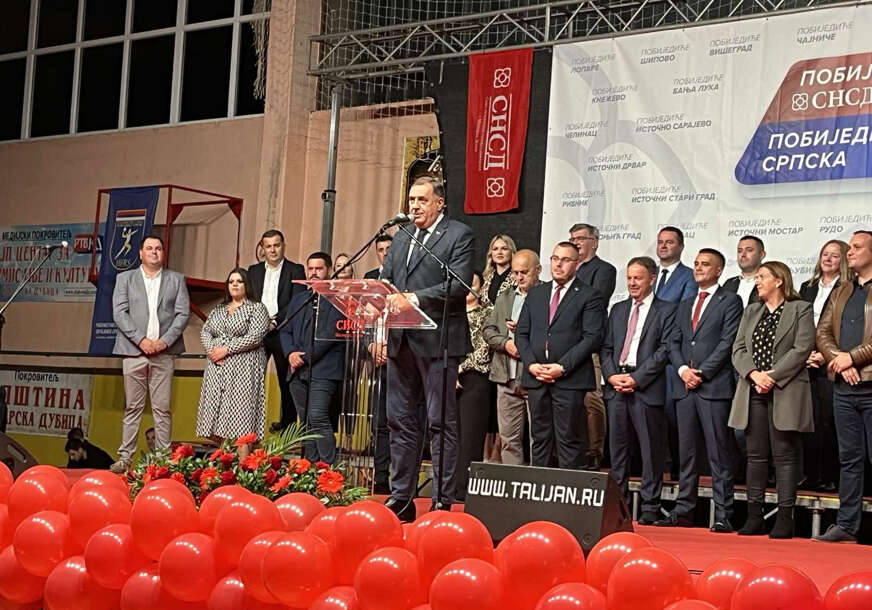 (FOTO) Dodik na predizbornom skupu u Kozarskoj Dubici "Želimo da nastavimo raditi na dobrobiti građana"