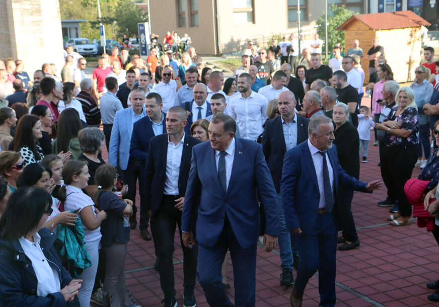 (FOTO) "Imamo jasnu politiku i ostajemo pri njoj" Dodik na predizbornom skupu u Šipovu