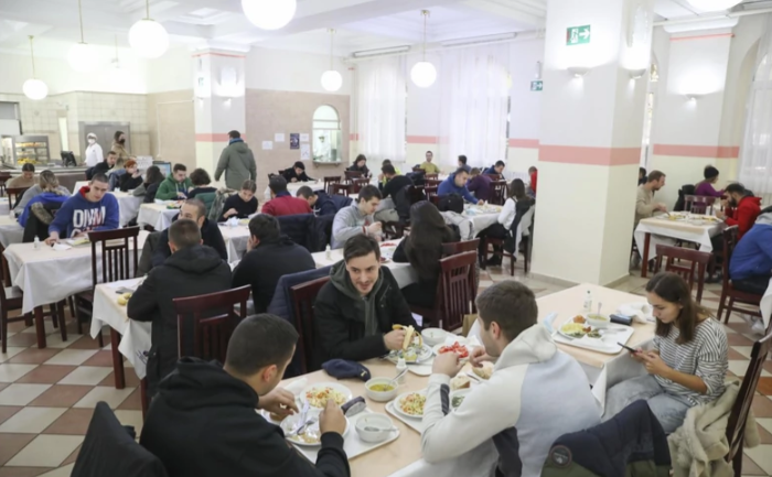 studenti na ručku u menzi