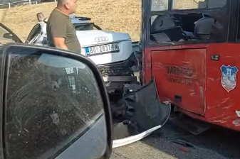 (VIDEO, FOTO) Još jedan stravičan sudar u Beogradu: Autobus i automobil smrskani, MEĐU POVRIJEĐENIMA I DJECA